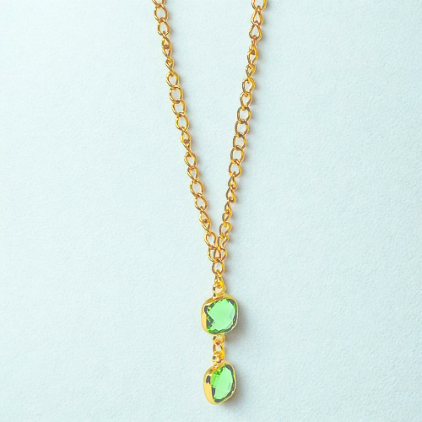 HALSKÆDE EMERALD. Guld, belagt rustfrit stål, krystal, minimalistisk. Kvinde. Håndlavet i Danmark