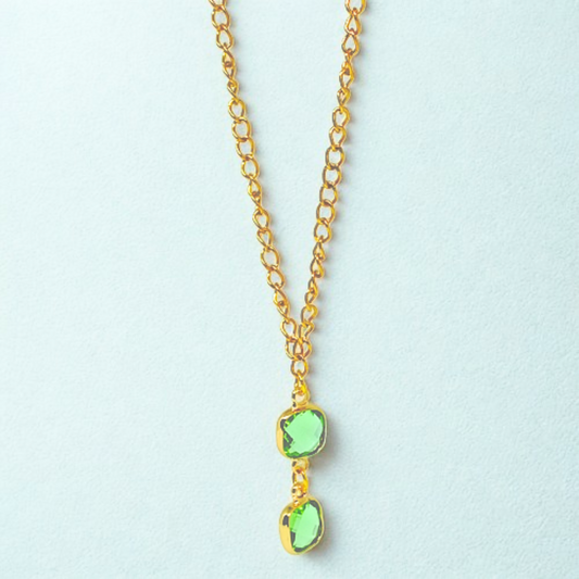 HALSKÆDE EMERALD. Guld, belagt rustfrit stål, krystal, minimalistisk. Kvinde. Håndlavet i Danmark