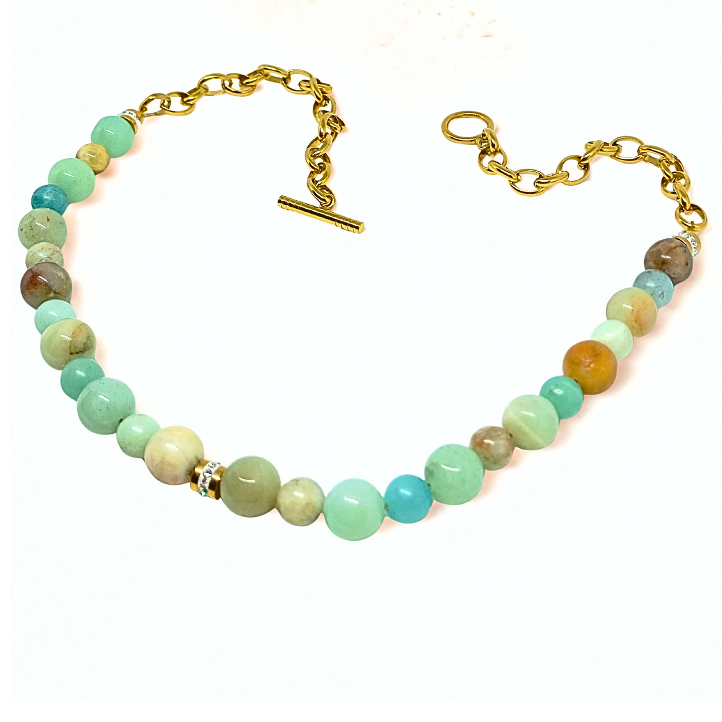 COLLAR WILD. Oro, acero inoxidable, piedra natural, amazonita, charms, cristal. Mujer. Hecho a mano en Dinamarca
