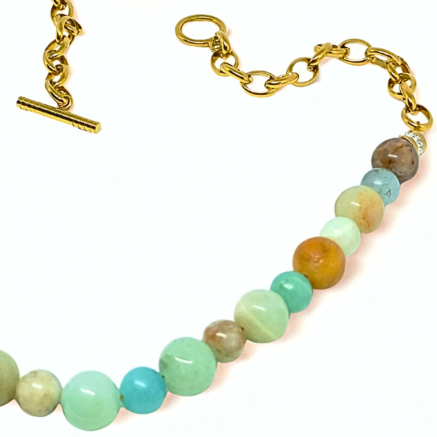 COLLAR WILD. Oro, acero inoxidable, piedra natural, amazonita, charms, cristal. Mujer. Hecho a mano en Dinamarca