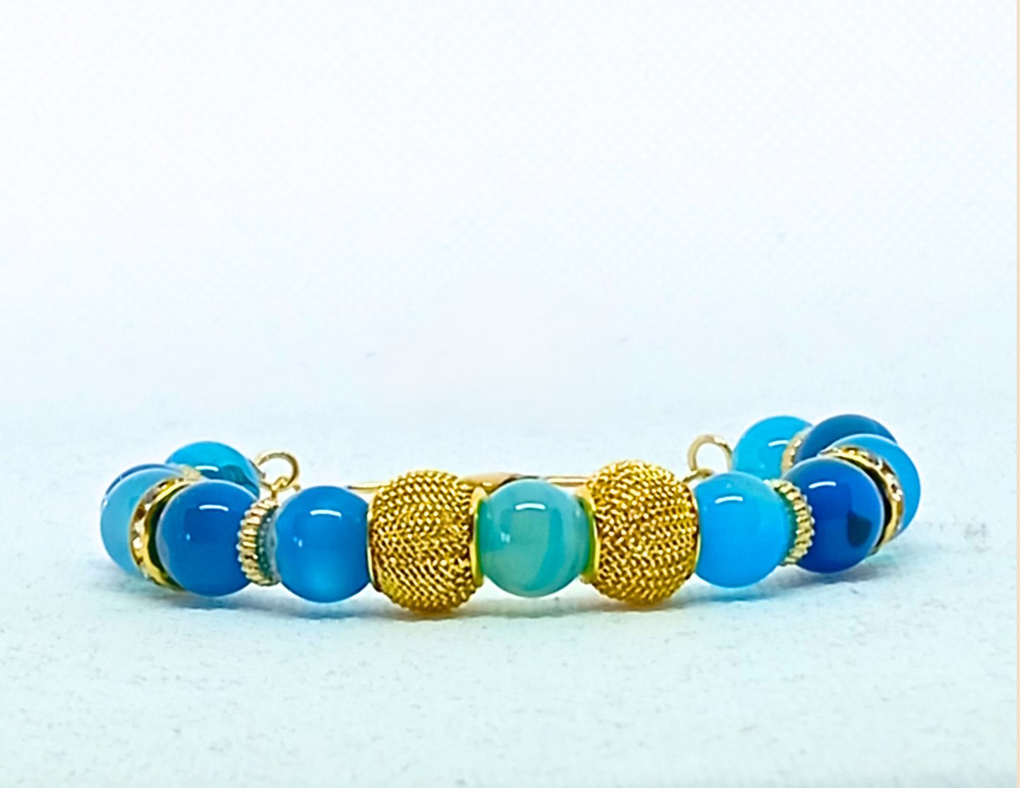 ARMBÅND BLUE SEA. Guld, rustfrit stål, naturlig blå agat sten. Kvinde. Håndlavede