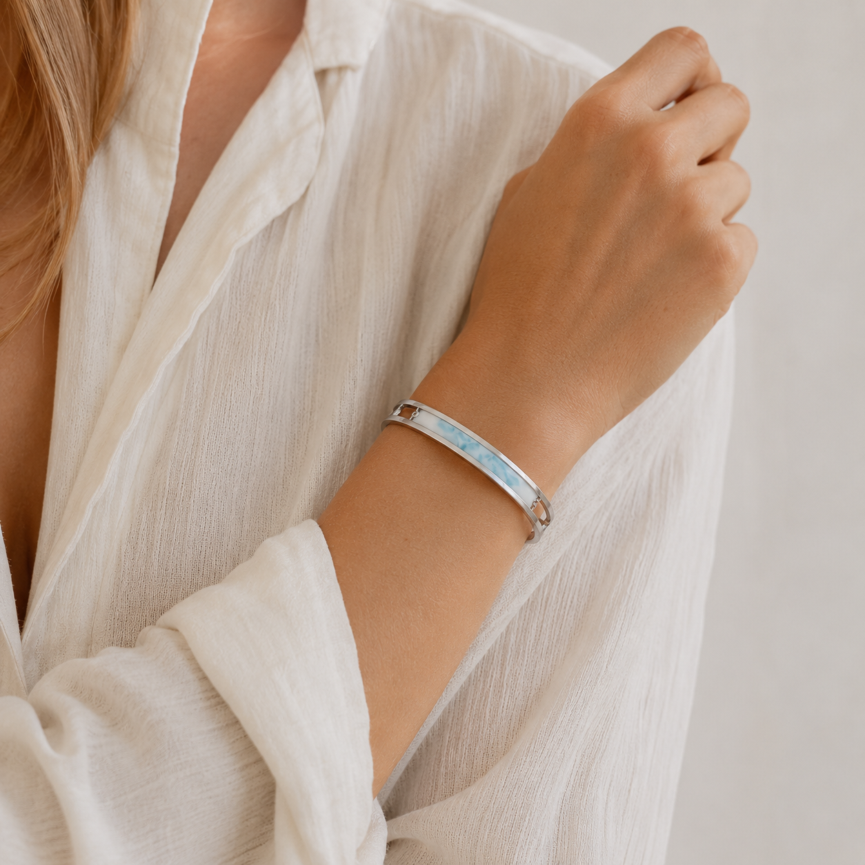 Armbånd RÁN – Sølv & blå | Rustfrit stål | Minimalistisk håndlavet design