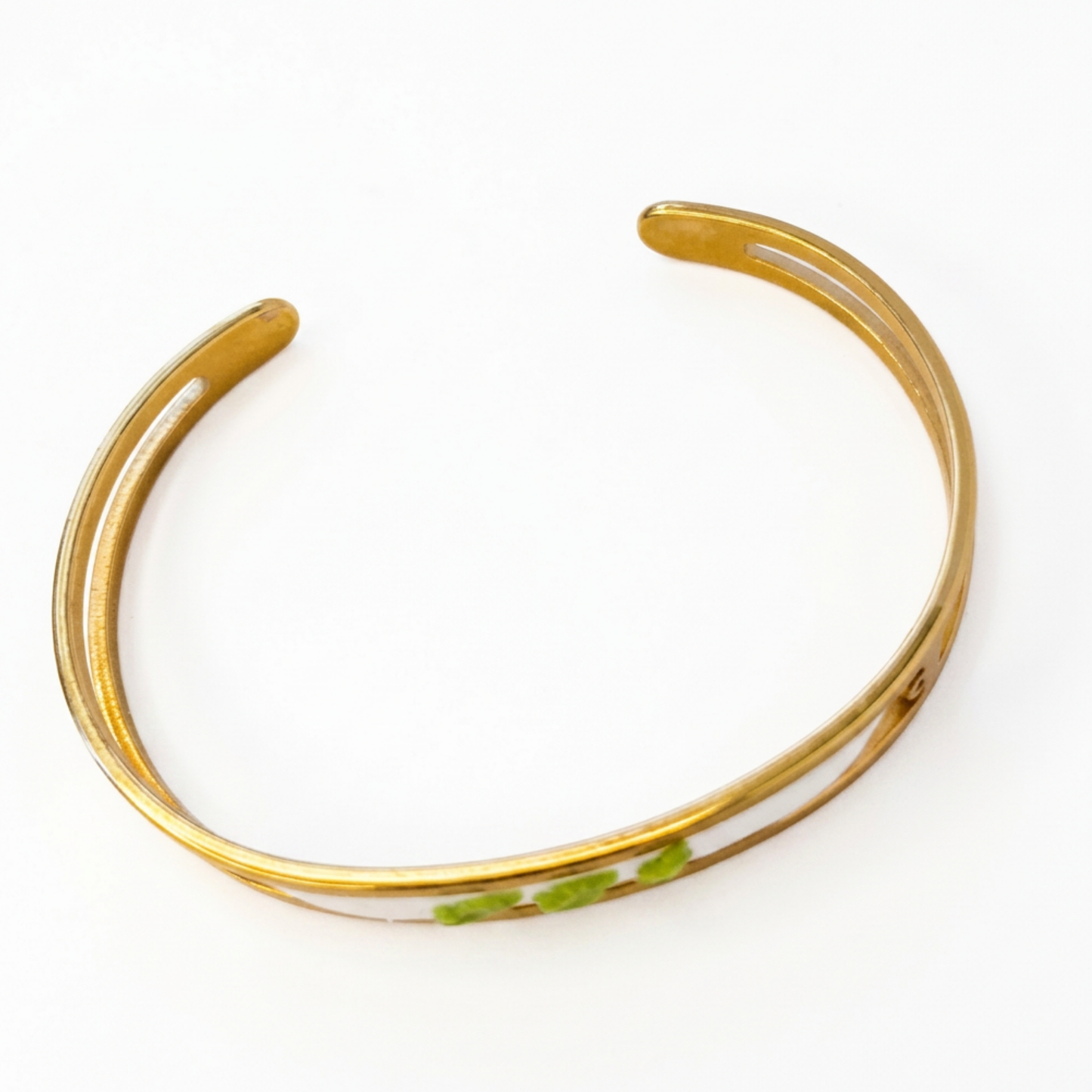 Armbånd YLVA – Guld & grøn | Rustfrit stål | Minimalistisk håndlavet design