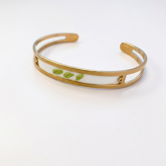 Armbånd YLVA – Guld & grøn | Rustfrit stål | Minimalistisk håndlavet design