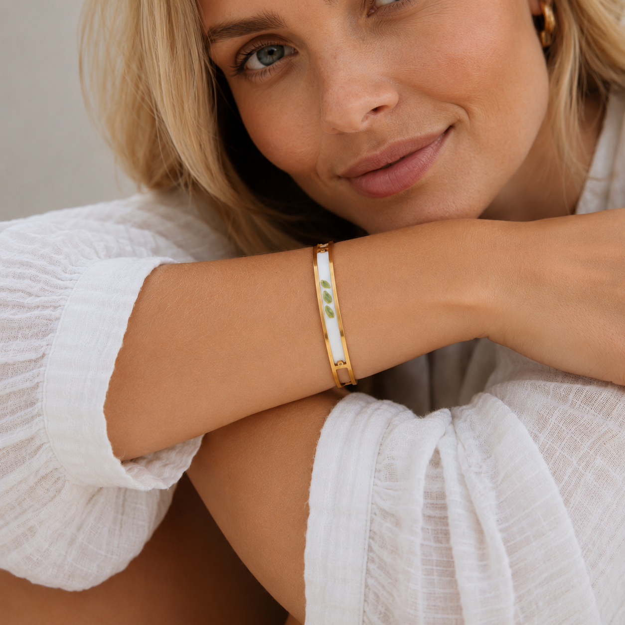 Armbånd YLVA – Guld & grøn | Rustfrit stål | Minimalistisk håndlavet design