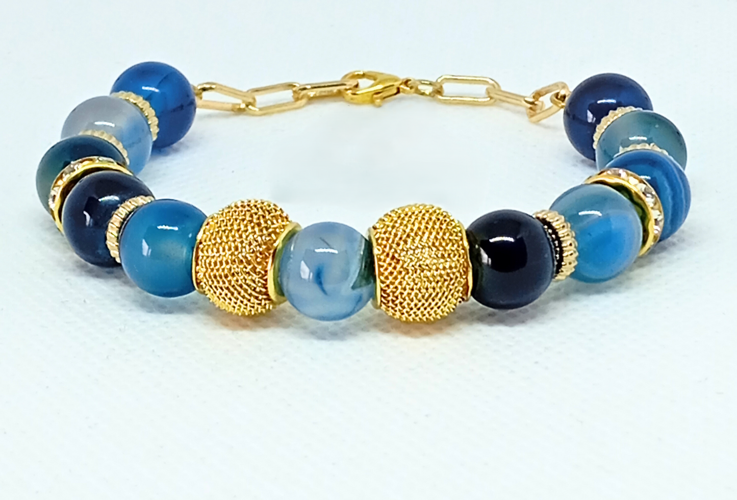 ARMBÅND BLUE SEA. Guld, rustfrit stål, naturlig blå agat sten. Kvinde. Håndlavede