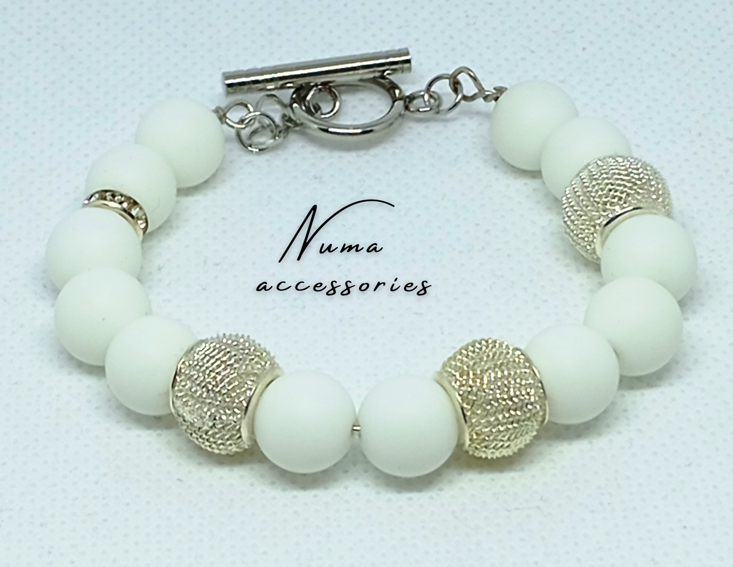 ARMBÅND MED ONYXSTEN. KOLLEKTION WHITE. REFERENCEN PUL0057