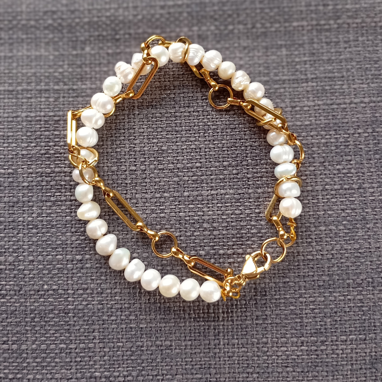 PULSERA AMANDA. Oro, perlas de agua dulce, acero inoxidable. Mujer. Hecho a mano