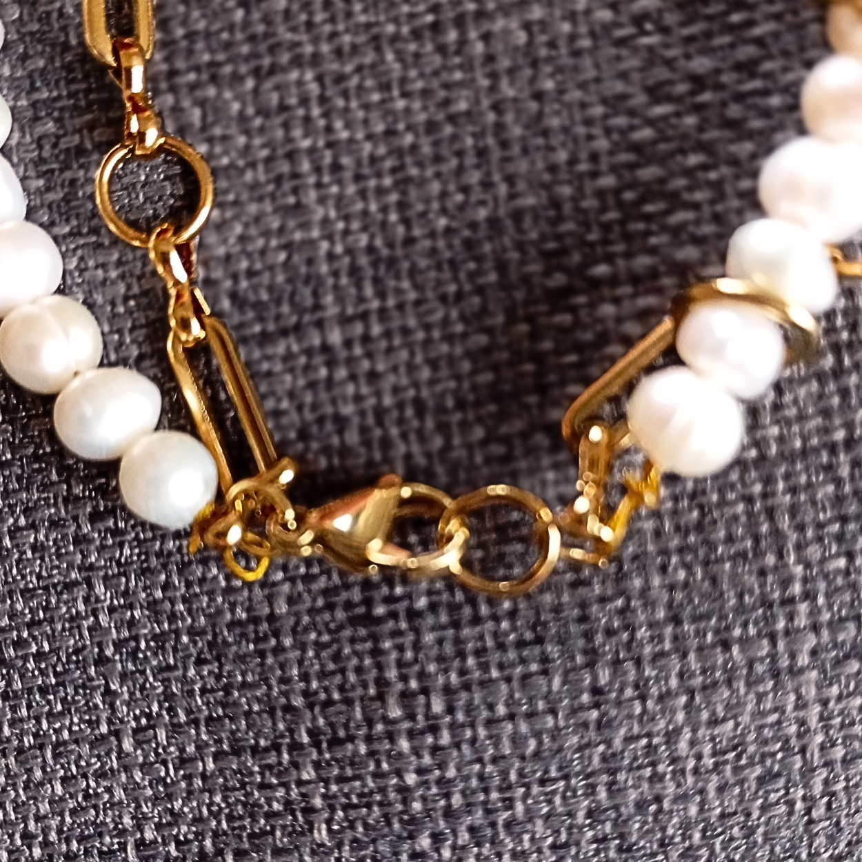 PULSERA AMANDA. Oro, perlas de agua dulce, acero inoxidable. Mujer. Hecho a mano